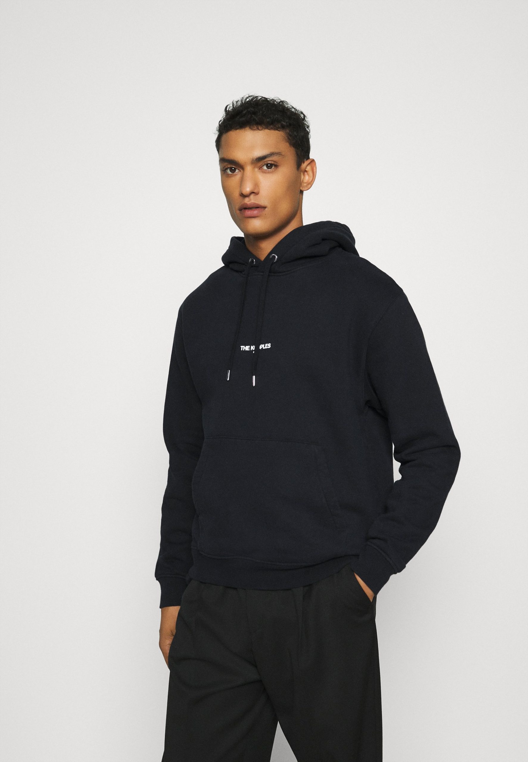 pull-a-capuche-noir-homme-810rjh-1.jpg
