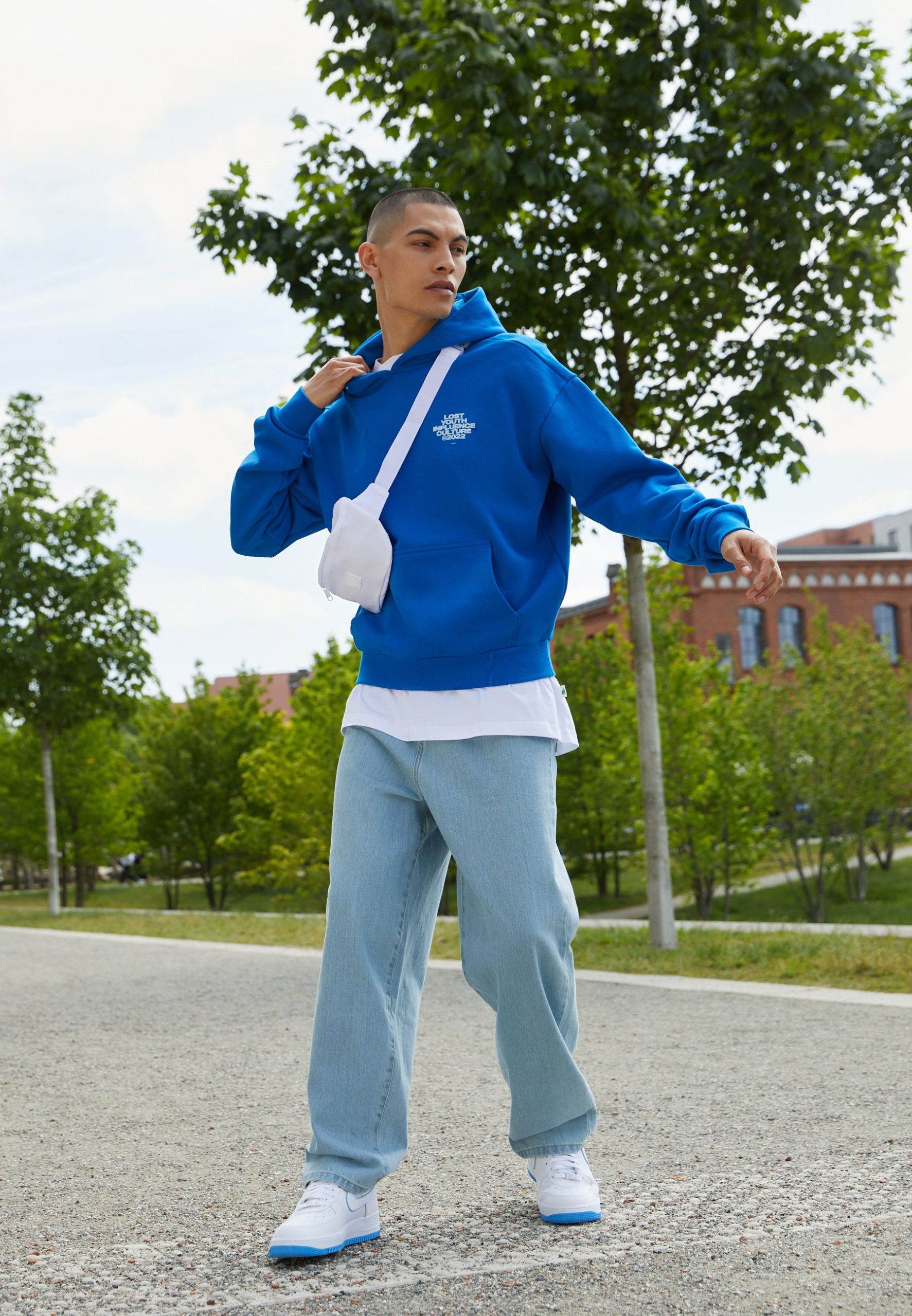 sweat-capuche-bleu-516ivn-1.jpg